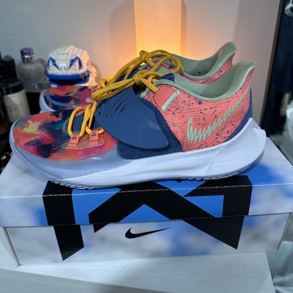 Kyrie 3 Lows Nike Size 10.5 - Picture 5 of 6